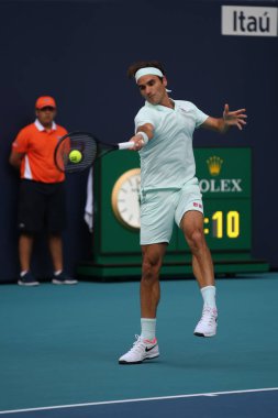 Miami Gardens, Florida - 23 Mart 2019: Grand Slam şampiyonu Roger Federer İsviçre onun turunda 2019 açık Miami Miami Gardens, Florida Hard Rock Stadyumu'nda 32 maç sırasında eylem