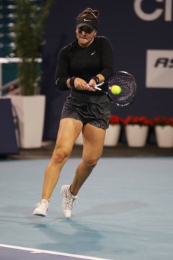 Miami Gardens, Florida - 23 Mart 2019: Profesyonel tenis oyuncusu Bianca Andreescu Kanada onun turda 2019 açık Miami Miami Gardens, Florida Hard Rock Stadyumu'nda 32 maçın başında