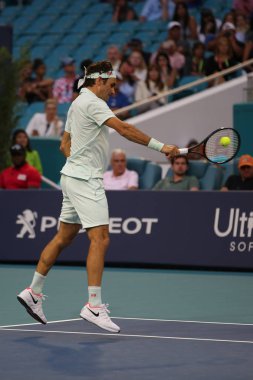 Miami Gardens, Florida - 23 Mart 2019: Grand Slam şampiyonu Roger Federer İsviçre onun turunda 2019 açık Miami Miami Gardens, Florida Hard Rock Stadyumu'nda 32 maç sırasında eylem