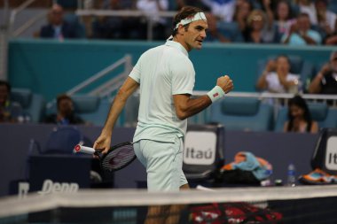 Miami Gardens, Florida - 23 Mart 2019: Grand Slam şampiyonu Roger Federer İsviçre onun turunda 2019 açık Miami Miami Gardens, Florida Hard Rock Stadyumu'nda 32 maç sırasında eylem