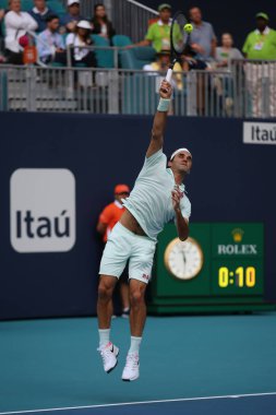 Miami Gardens, Florida - 23 Mart 2019: Grand Slam şampiyonu Roger Federer İsviçre onun turunda 2019 açık Miami Miami Gardens, Florida Hard Rock Stadyumu'nda 32 maç sırasında eylem