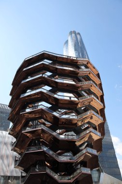 New York - 19 Mart 2019: Gemi, kamu kare ve bahçeleri Manhattan'ın Batı Yakası'nda açılan Hudson metreden merkezinde. Ayrıntılı petek benzeri yapıda 16 hikayeler yükselir