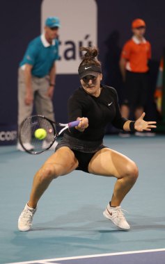 Miami Gardens, Florida - 23 Mart 2019: Profesyonel tenis oyuncusu Bianca Andreescu Kanada onun turda 2019 açık Miami Miami Gardens, Florida Hard Rock Stadyumu'nda 32 maçın başında
