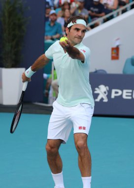 Miami Gardens, Florida - 27 Mart 2019: Grand Slam şampiyonu Roger Federer İsviçre onun turda 2019 açık Miami Miami Gardens, Florida Hard Rock Stadyumu'nda 16 maçın başında