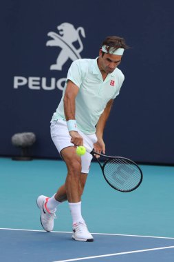 Miami Gardens, Florida - 27 Mart 2019: Grand Slam şampiyonu Roger Federer İsviçre onun turda 2019 açık Miami Miami Gardens, Florida Hard Rock Stadyumu'nda 16 maçın başında