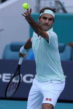 Miami Gardens, Florida - 27 Mart 2019: Grand Slam şampiyonu Roger Federer İsviçre onun turda 2019 açık Miami Miami Gardens, Florida Hard Rock Stadyumu'nda 16 maçın başında