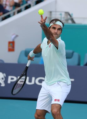 Miami Gardens, Florida - 27 Mart 2019: Grand Slam şampiyonu Roger Federer İsviçre onun turda 2019 açık Miami Miami Gardens, Florida Hard Rock Stadyumu'nda 16 maçın başında