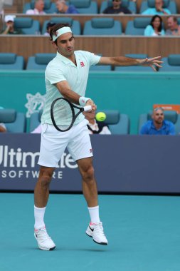 Miami Gardens, Florida - 27 Mart 2019: Grand Slam şampiyonu Roger Federer İsviçre onun turda 2019 açık Miami Miami Gardens, Florida Hard Rock Stadyumu'nda 16 maçın başında