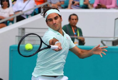 Miami Gardens, Florida - 27 Mart 2019: Grand Slam şampiyonu Roger Federer İsviçre onun turda 2019 açık Miami Miami Gardens, Florida Hard Rock Stadyumu'nda 16 maçın başında