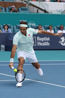 Miami Gardens, Florida - 27 Mart 2019: Grand Slam şampiyonu Roger Federer İsviçre onun turda 2019 açık Miami Miami Gardens, Florida Hard Rock Stadyumu'nda 16 maçın başında