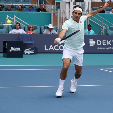 Miami Gardens, Florida - 27 Mart 2019: Grand Slam şampiyonu Roger Federer İsviçre onun turda 2019 açık Miami Miami Gardens, Florida Hard Rock Stadyumu'nda 16 maçın başında