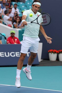 Miami Gardens, Florida - 27 Mart 2019: Grand Slam şampiyonu Roger Federer İsviçre onun turda 2019 açık Miami Miami Gardens, Florida Hard Rock Stadyumu'nda 16 maçın başında