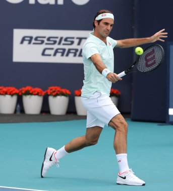 Miami Gardens, Florida - 27 Mart 2019: Grand Slam şampiyonu Roger Federer İsviçre onun turda 2019 açık Miami Miami Gardens, Florida Hard Rock Stadyumu'nda 16 maçın başında