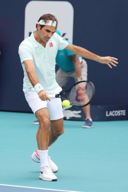 Miami Gardens, Florida - 27 Mart 2019: Grand Slam şampiyonu Roger Federer İsviçre onun turda 2019 açık Miami Miami Gardens, Florida Hard Rock Stadyumu'nda 16 maçın başında