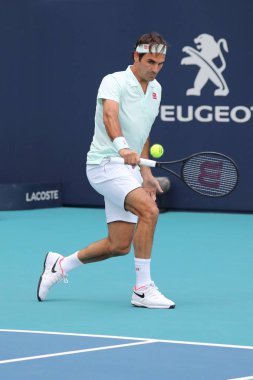 Miami Gardens, Florida - 27 Mart 2019: Grand Slam şampiyonu Roger Federer İsviçre onun turda 2019 açık Miami Miami Gardens, Florida Hard Rock Stadyumu'nda 16 maçın başında