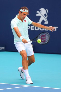 Miami Gardens, Florida - 27 Mart 2019: Grand Slam şampiyonu Roger Federer İsviçre onun turda 2019 açık Miami Miami Gardens, Florida Hard Rock Stadyumu'nda 16 maçın başında