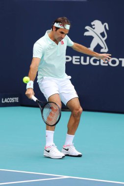Miami Gardens, Florida - 27 Mart 2019: Grand Slam şampiyonu Roger Federer İsviçre onun turda 2019 açık Miami Miami Gardens, Florida Hard Rock Stadyumu'nda 16 maçın başında