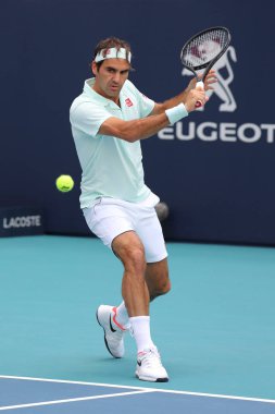 Miami Gardens, Florida - 27 Mart 2019: Grand Slam şampiyonu Roger Federer İsviçre onun turda 2019 açık Miami Miami Gardens, Florida Hard Rock Stadyumu'nda 16 maçın başında
