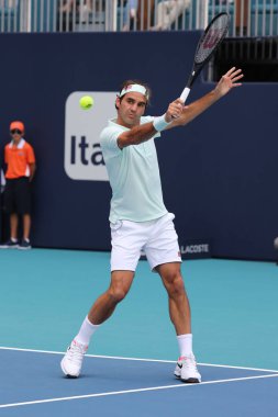 Miami Gardens, Florida - 27 Mart 2019: Grand Slam şampiyonu Roger Federer İsviçre onun turda 2019 açık Miami Miami Gardens, Florida Hard Rock Stadyumu'nda 16 maçın başında