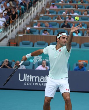 Miami Gardens, Florida - 27 Mart 2019: Grand Slam şampiyonu Roger Federer İsviçre onun turda 2019 açık Miami Miami Gardens, Florida Hard Rock Stadyumu'nda 16 maçın başında