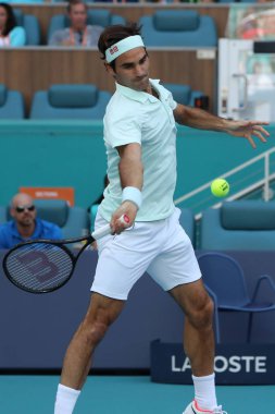 Miami Gardens, Florida - 27 Mart 2019: Grand Slam şampiyonu Roger Federer İsviçre onun turda 2019 açık Miami Miami Gardens, Florida Hard Rock Stadyumu'nda 16 maçın başında