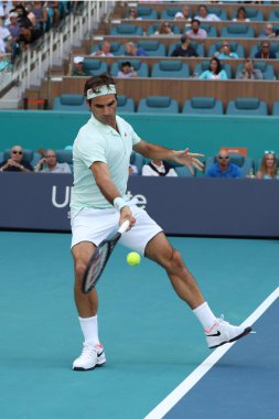 Miami Gardens, Florida - 27 Mart 2019: Grand Slam şampiyonu Roger Federer İsviçre onun turda 2019 açık Miami Miami Gardens, Florida Hard Rock Stadyumu'nda 16 maçın başında
