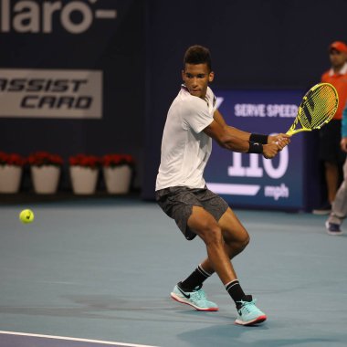 Miami Gardens, Florida - 27 Mart 2019: Profesyonel tenisçi Felix burgu-Aliassime Kanada eylem sırasında 2019 onun çeyrek final maçında Miami Miami Gardens Hard Rock Stadyumu'nda açın
