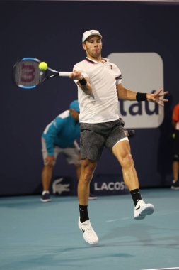 Miami Gardens, Florida - 27 Mart 2019: Profesyonel tenis oyuncusu Borna Coric Hırvatistan 2019 eylem sırasında onun çeyrek final maçında Miami Miami Gardens, Florida Hard Rock Stadyumu'nda açın