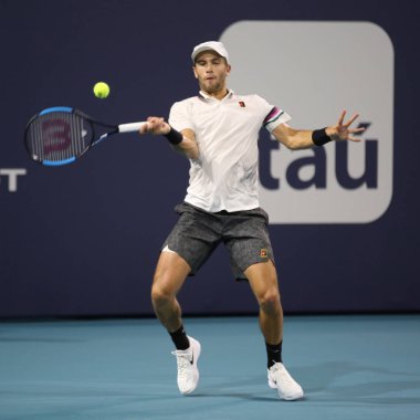 Miami Gardens, Florida - 27 Mart 2019: Profesyonel tenis oyuncusu Borna Coric Hırvatistan 2019 eylem sırasında onun çeyrek final maçında Miami Miami Gardens, Florida Hard Rock Stadyumu'nda açın