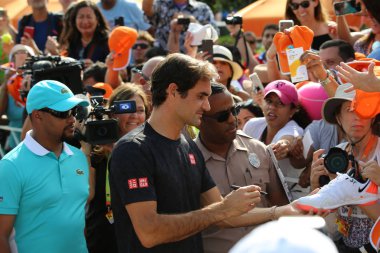 Miami Gardens, Florida - 31 Mart 2019: Grand Slam şampiyonu Roger Federer, Miami Gardens, Fl Hard Rock Stadyumu'nda onun kazanmak 2019 Miami açık son maç sonra İsviçre işaretler imza