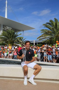Miami Gardens, Florida - 31 Mart 2019: Grand Slam şampiyonu Roger Federer onun kazanmak 2019 Miami açık son maç sonra Miami Gardens, Fl Hard Rock Stadyumu'nda, İsviçre kupa ile poz