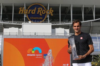 Miami Gardens, Florida - 31 Mart 2019: Grand Slam şampiyonu Roger Federer onun kazanmak 2019 Miami açık son maç sonra Miami Gardens, Fl Hard Rock Stadyumu'nda, İsviçre kupa ile poz