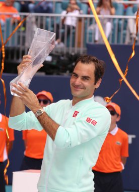 Miami Gardens, Florida - 31 Mart 2019:Grand Slam şampiyonu Roger Federer İsviçre'nin kupa sunum 2019 Miami açık son zaferi sonrası sırasında Miami Gardens Hard Rock Stadyumu'nda maç