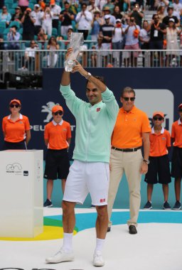 Miami Gardens, Florida - 31 Mart 2019:Grand Slam şampiyonu Roger Federer İsviçre'nin kupa sunum 2019 Miami açık son zaferi sonrası sırasında Miami Gardens Hard Rock Stadyumu'nda maç