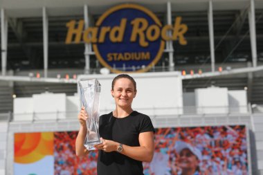 Miami Gardens, Florida - 30 Mart 2019: Profesyonel tenisçi Avustralya 2019, onu kazanmak sonra kupa ile poz, Ashleigh Barty Miami açık son maç Miami Gardens Hard Rock Stadyumu'nda