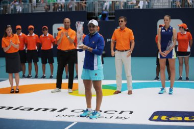 Miami Gardens, Florida - 30 Mart 2019: Profesyonel tenisçi Avustralya 2019, onu kazanmak sonra kupa ile poz, Ashleigh Barty Miami açık son maç Miami Gardens Hard Rock Stadyumu'nda