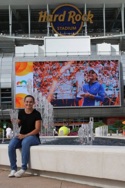 Miami Gardens, Florida - 30 Mart 2019: Profesyonel tenisçi Avustralya 2019, onu kazanmak sonra kupa ile poz, Ashleigh Barty Miami açık son maç Miami Gardens Hard Rock Stadyumu'nda