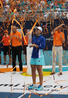 Miami Gardens, Florida - 30 Mart 2019: Profesyonel tenisçi Avustralya 2019, onu kazanmak sonra kupa ile poz, Ashleigh Barty Miami açık son maç Miami Gardens Hard Rock Stadyumu'nda
