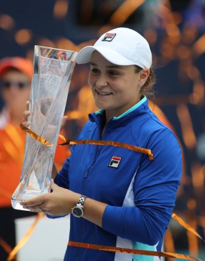 Miami Gardens, Florida - 30 Mart 2019: Profesyonel tenisçi Avustralya 2019, onu kazanmak sonra kupa ile poz, Ashleigh Barty Miami açık son maç Miami Gardens Hard Rock Stadyumu'nda