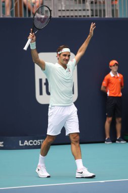 Miami Gardens, Florida - 31 Mart 2019: Miami Gardens, Fl Hard Rock Stadyumu'nda onun kazanmak 2019 Miami açık son maç sonra Grand Slam şampiyonu Roger Federer İsviçre'nin zaferi kutluyor
