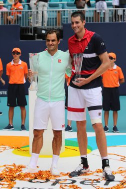 Miami Gardens, Florida - 31 Mart 2019: Roger Federer İsviçre (L) ve John Isner kupa sunum sonrası 2019 Miami açık son sırasında ABD Miami Gardens, Fl Hard Rock Stadyumu'nda maç Grand Slam şampiyonu