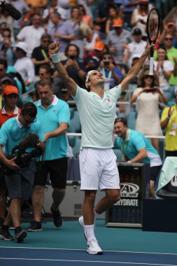 Miami Gardens, Florida - 31 Mart 2019: Miami Gardens, Fl Hard Rock Stadyumu'nda onun kazanmak 2019 Miami açık son maç sonra Grand Slam şampiyonu Roger Federer İsviçre'nin zaferi kutluyor