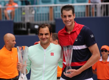 Miami Gardens, Florida - 31 Mart 2019: Roger Federer İsviçre (L) ve John Isner kupa sunum sonrası 2019 Miami açık son sırasında ABD Miami Gardens, Fl Hard Rock Stadyumu'nda maç Grand Slam şampiyonu