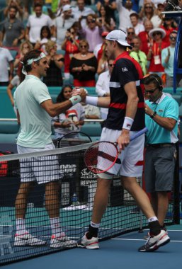 Miami Gardens, Florida - 31 Mart 2019: Roger Federer İsviçre (L) ve John Isner sonra 2019 Miami açık son ABD Miami Gardens, Fl Hard Rock Stadyumu'nda maç Grand Slam şampiyonu