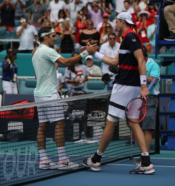 Miami Gardens, Florida - 31 Mart 2019: Roger Federer İsviçre (L) ve John Isner sonra 2019 Miami açık son ABD Miami Gardens, Fl Hard Rock Stadyumu'nda maç Grand Slam şampiyonu