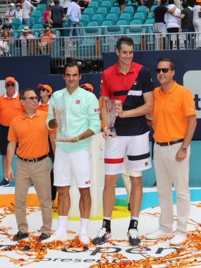 Miami Gardens, Florida - 31 Mart 2019: Roger Federer İsviçre (L) ve John Isner kupa sunum sonrası 2019 Miami açık son sırasında ABD Miami Gardens, Fl Hard Rock Stadyumu'nda maç Grand Slam şampiyonu