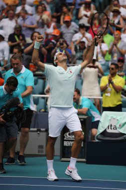 Miami Gardens, Florida - 31 Mart 2019: Miami Gardens, Fl Hard Rock Stadyumu'nda onun kazanmak 2019 Miami açık son maç sonra Grand Slam şampiyonu Roger Federer İsviçre'nin zaferi kutluyor