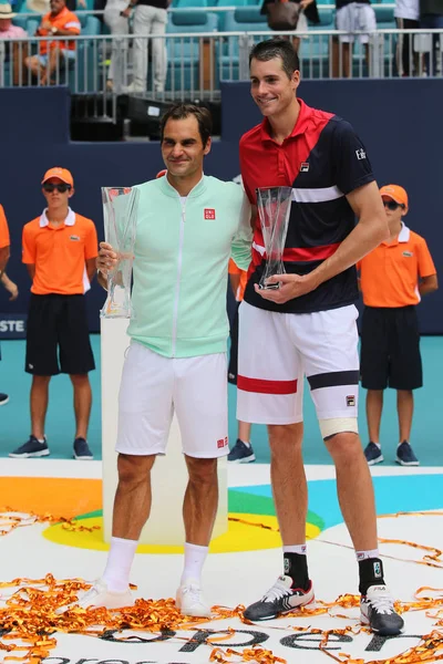 Miami Gardens, Florida - 31 Mart 2019: Roger Federer İsviçre (L) ve John Isner kupa sunum sonrası 2019 Miami açık son sırasında ABD Miami Gardens, Fl Hard Rock Stadyumu'nda maç Grand Slam şampiyonu