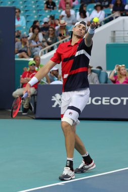 Miami Gardens, Florida-27 Mart, 2019: ABD 'nin profesyonel tenis oyuncusu John Isner, Miami Gardens, Florida 'daki Hard Rock Stadı 'nda 2019 Miami Open 'ta çeyrek final maçında eylem yapıyor
