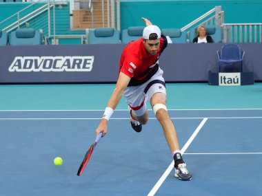 Miami Gardens, Florida-27 Mart, 2019: ABD 'nin profesyonel tenis oyuncusu John Isner, Miami Gardens, Florida 'daki Hard Rock Stadı 'nda 2019 Miami Open 'ta çeyrek final maçında eylem yapıyor